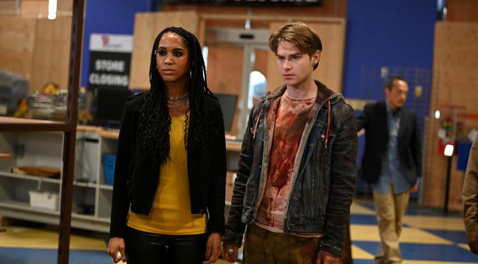 Zwei Personen stehen in einem Einkaufszentrum im der Serie Day of the Dead