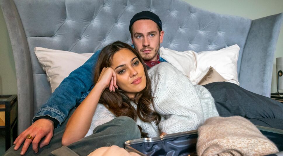 Janina und Ben liegen auf dem Bett