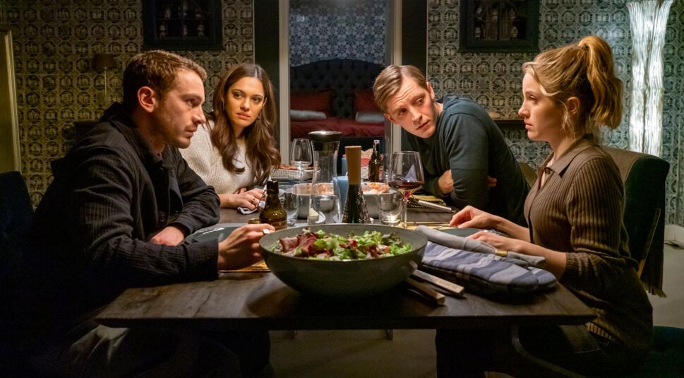 Vier Personen bei einem gemeinsamen Abendessen im Film Du Sie Er & Wir