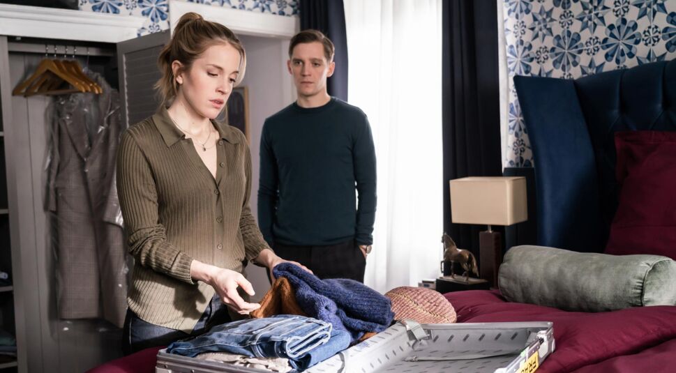 Maria (Paula Kalenberg) und Nils (Jonas Nay) stehen im Schlafzimmer