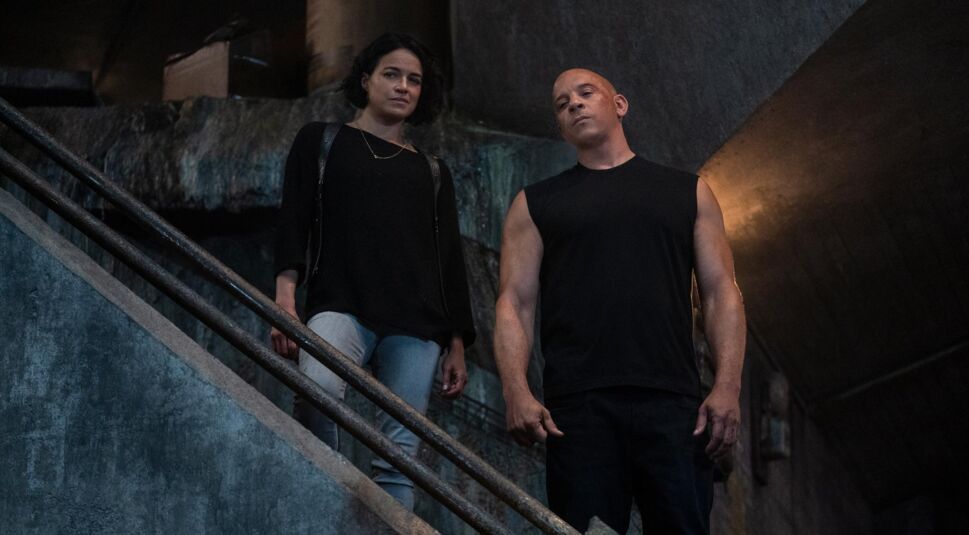 Letty und Dom stehen auf einer Treppe