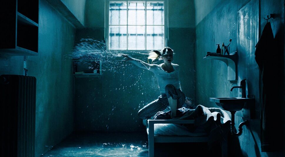 In einer Traumsequenz wird die Zelle von Bex (Svenja Jung) überflutet.