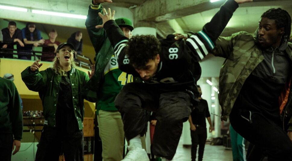 Ein Tanzbattle im Film Fly