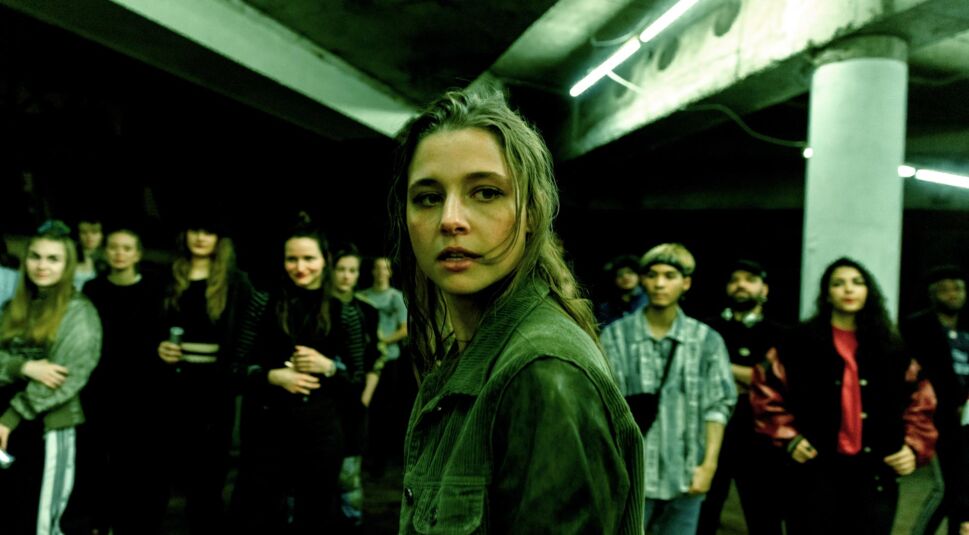 Bex (Svenja Jung) beim Dance-Duell.