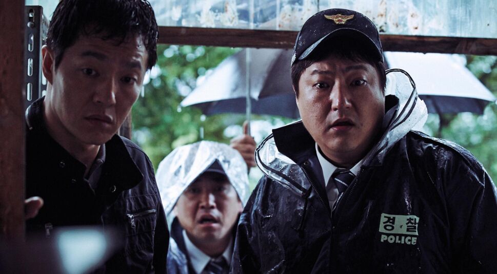 Drei Kriminalbeamte kommen an einen Tatort im Film The Wailing