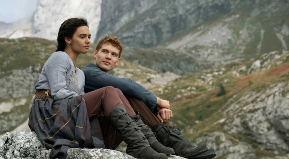 Josha Stradowski und Madeleine Madden in Das Rad der Zeit