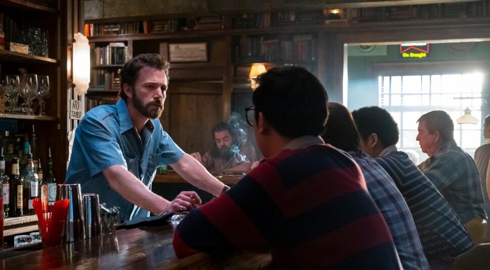Ben Affleck als Onkel Charlie  in The Tender Bar