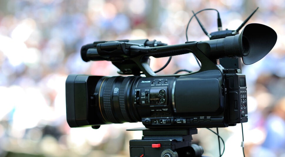 Eine Video-Kamera ist in einem Stadion aufgestellt.