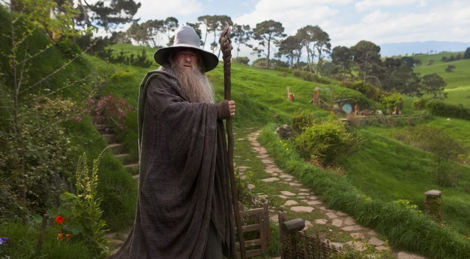 Der Zauberer Gandalf steht vor einem Haus im Auenland