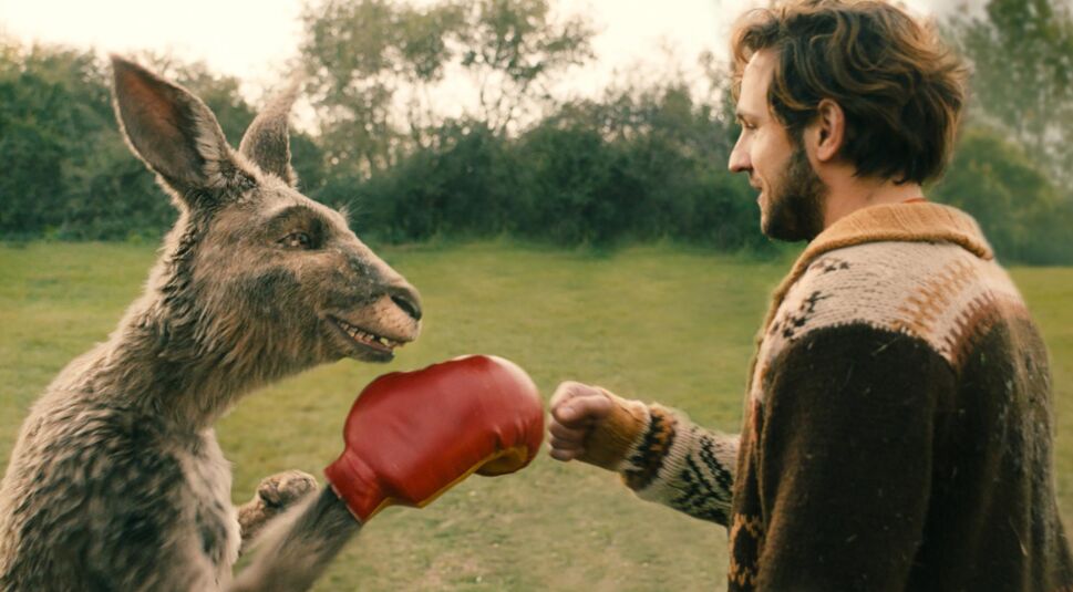 Ein Känguru und ein Mann im Film Die Känguru-Chroniken