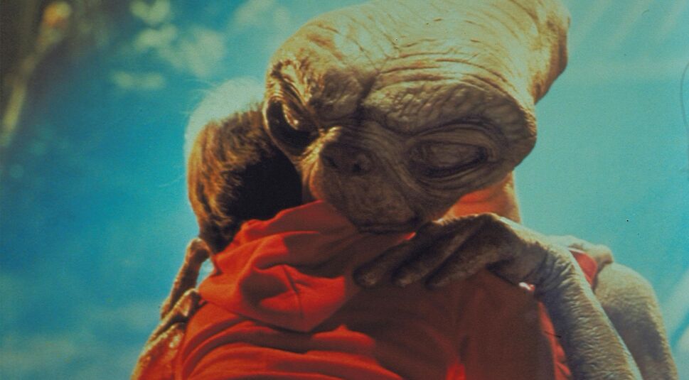 Der Außerirdische E.T.. umarmt einen Jungen