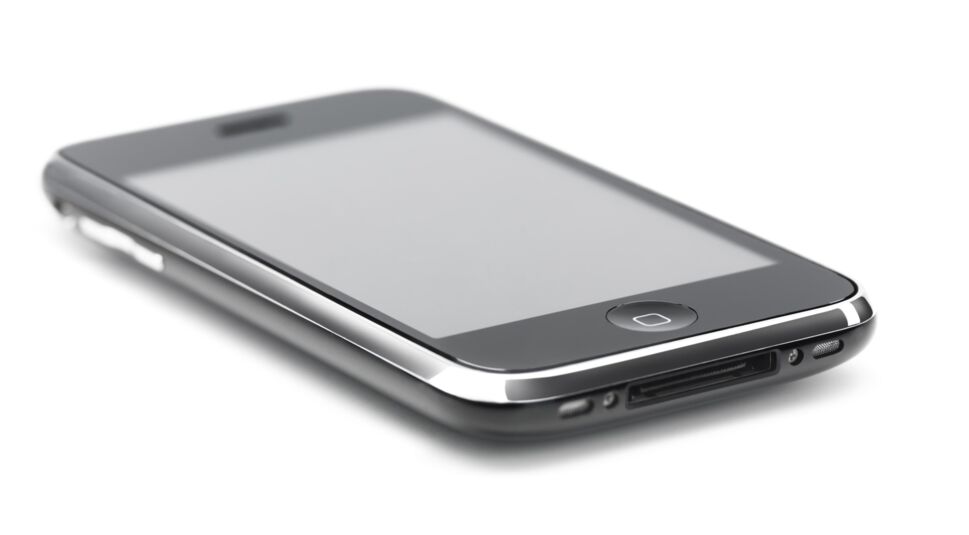 iPhone 3G von 2008 vor weißem Hintergrund