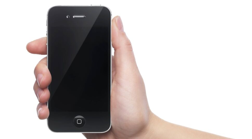 Hand hält iPhone 4s vor weißem Hintergrund