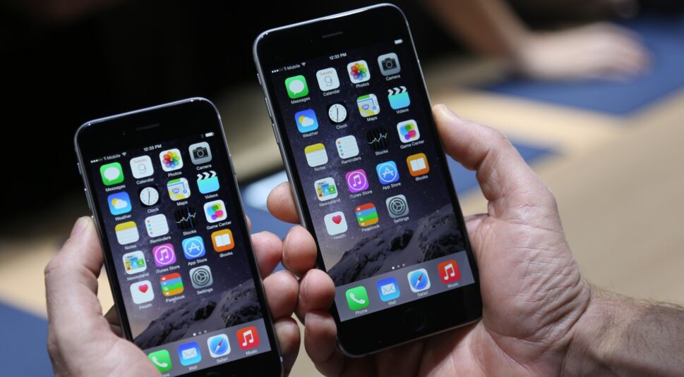 Zwei Hände halten jeweils das iPhone 6 und das iPhone 6 Plus