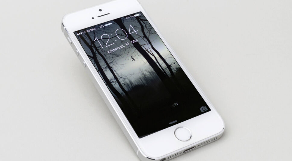 iPhone 5s in Weiß vor grauem Hintergrund