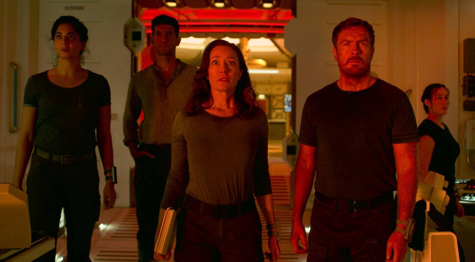 Maureen und John Robinson in Lost in Space Staffel 3