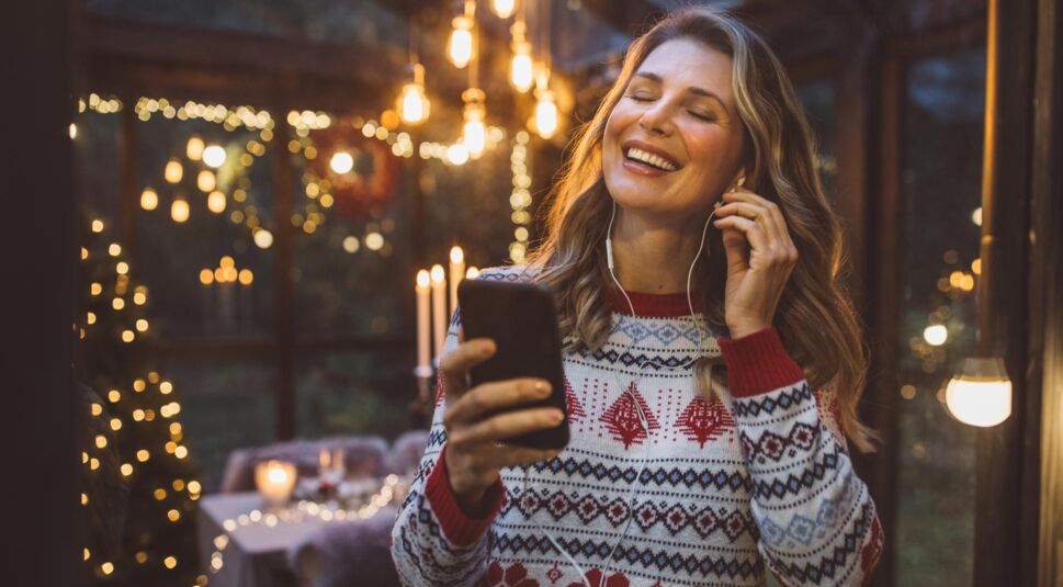 Eine Frau hört Weihnachtsmusik 