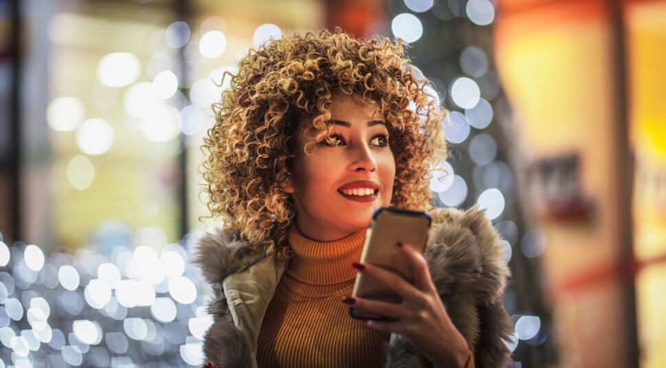 Frau freut sich über die Deals der Vodafone Black Week