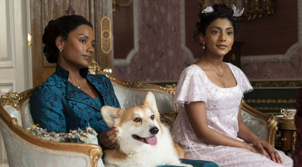 Simone Ashley als Kate Sharma und Charithra Chandran als Edwina Sharma in "Bridgerton" Staffel 2. 