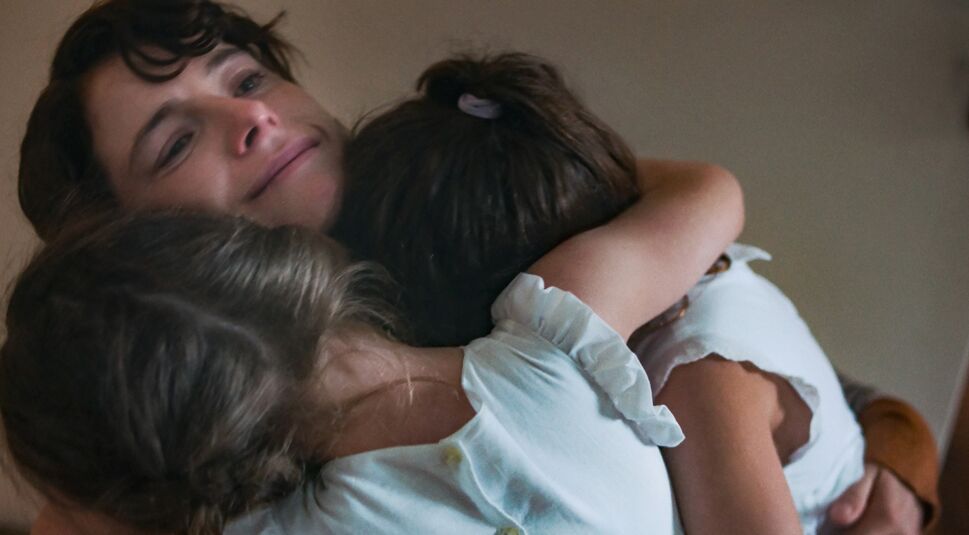 Jessie Buckley in Frau im Dunkeln