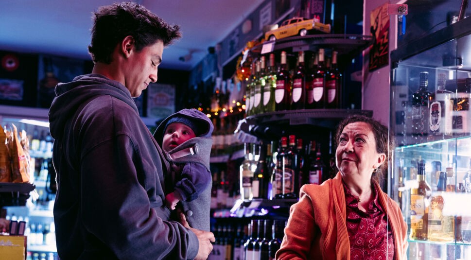 One Night Off Noah mit Kind vor Alkoholika in einem Kiosk