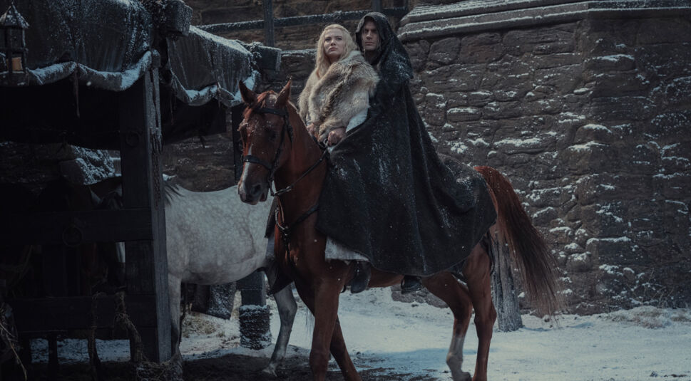 Ciri und Geralt of Rivia auf einem Pferd in The Witcher