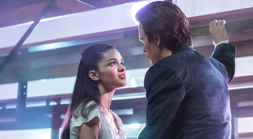  Tony (Ansel Elgort) und Maria (Rachel Zegler) verfallen der Liebe.