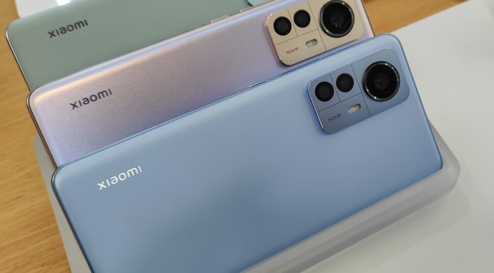 Das Xiaomi 12 in drei verschiedenen Farben
