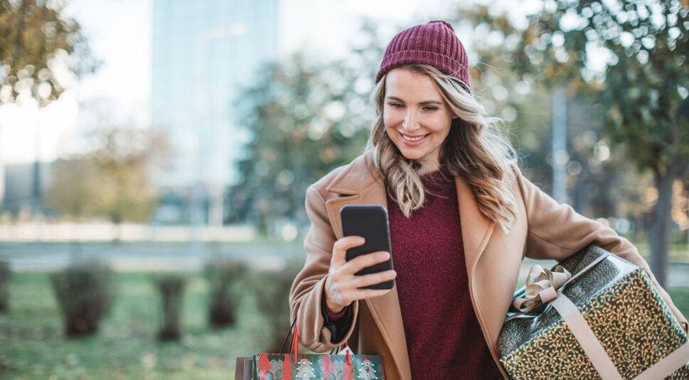 Eine FRau nutzt eine Geschenke-App