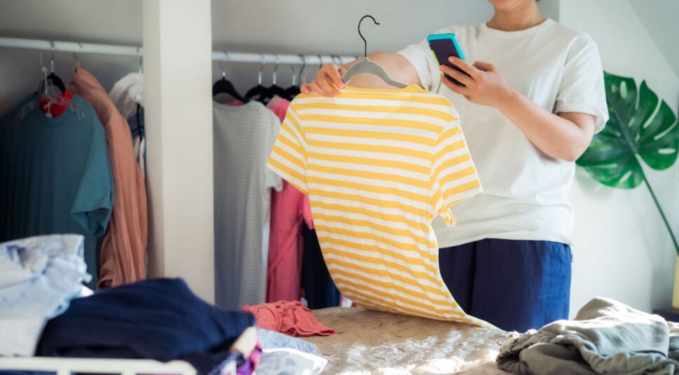 Frau nutzt die besten Sharing-Apps um Kleidung zu veraufen