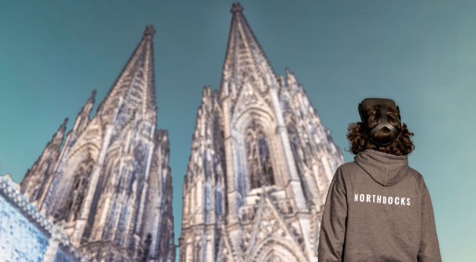 Silas Fuchs von Northdocks schaut sich per VR-Brille den digitalen Zwilling des Kölner Doms an.