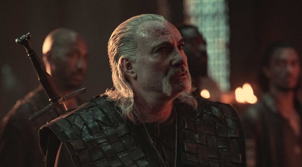  Vesemir (Kim Bodnia) ist eine der neuen Figuren, die Du in der zweiten Staffel von The Witcher kennenlernen wirst.