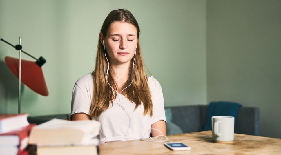 Frau hält entspannt die Augen zu