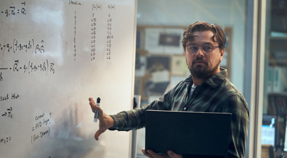 Leonardo DiCaprio als Dr. Randall Mindy bei Berechnungen