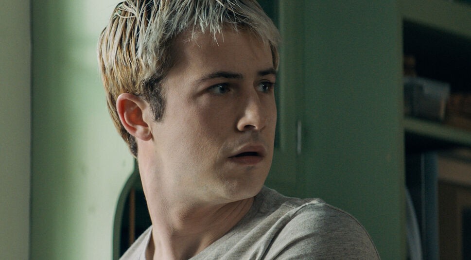 Dylan Minnette in Scream 5 schaut zur Seite