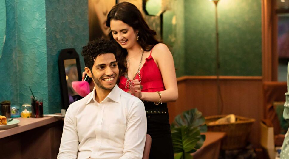Laura Marano und Mena Massoud in The Royal Treatment