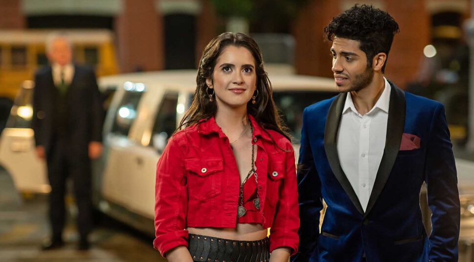Laura Marano und Mena Massoud in The Royal Treatment