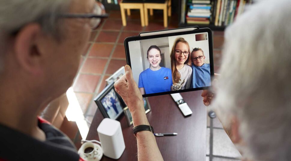 Eine Familie beim Video-Call