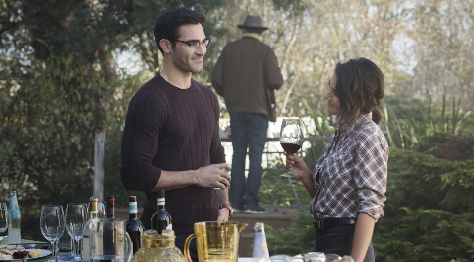 Clark Kent (Tyler Hoechlin) auf seine Jugendliebe Lana Lang (Emmanuelle Chriqui).