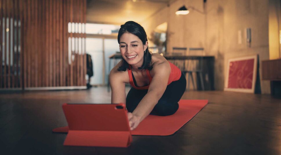 Eine Frau macht zuhause ein Fitnesstraining