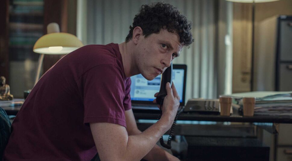 Ein Mann am Telefon in der Serie Kein Lebenszeichen