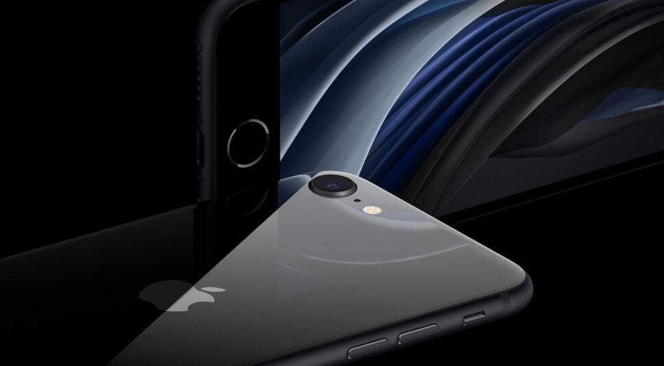 iPhone SE 2020 in Schwarz vor dunklem Hintergrund