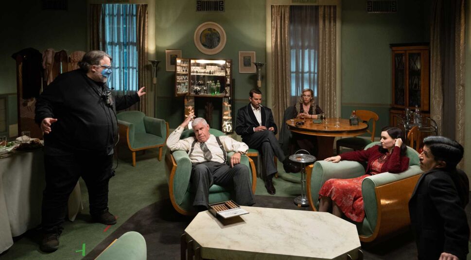 Guillermo del Toro, Ron Perlman, Bradley Cooper, Toni Collette, Roony Mara and Mark Povinelli im Film Nightmare Alley. 