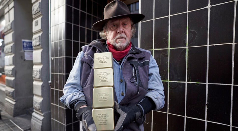 Künstler Gunter Demnig mit Stolpersteinen