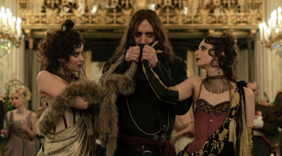 Rasputin (Rhys Ifans) steht in einem festlich geschmückten Saal.