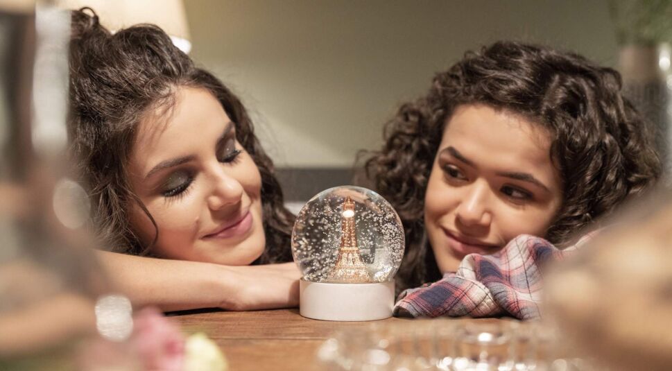 Camila Queiroz und Maisa Silva in Wieder 15
