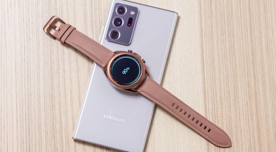 Smartwatch liegt auf Rückseite des Smartphones Galaxy Note20 Ultra