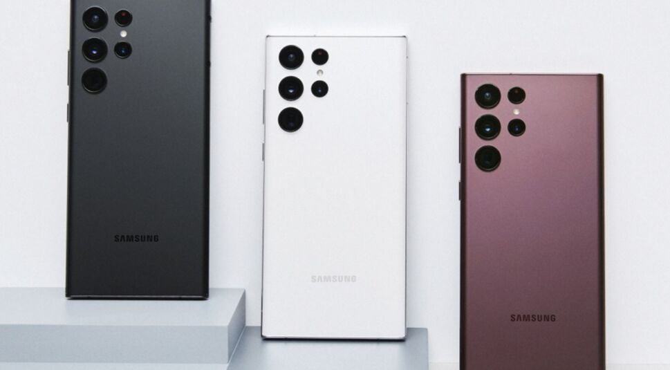 Drei Farbemodelle des Smartphones Galaxy S22 Ultra: Schwarz, Weiß und Burgundy