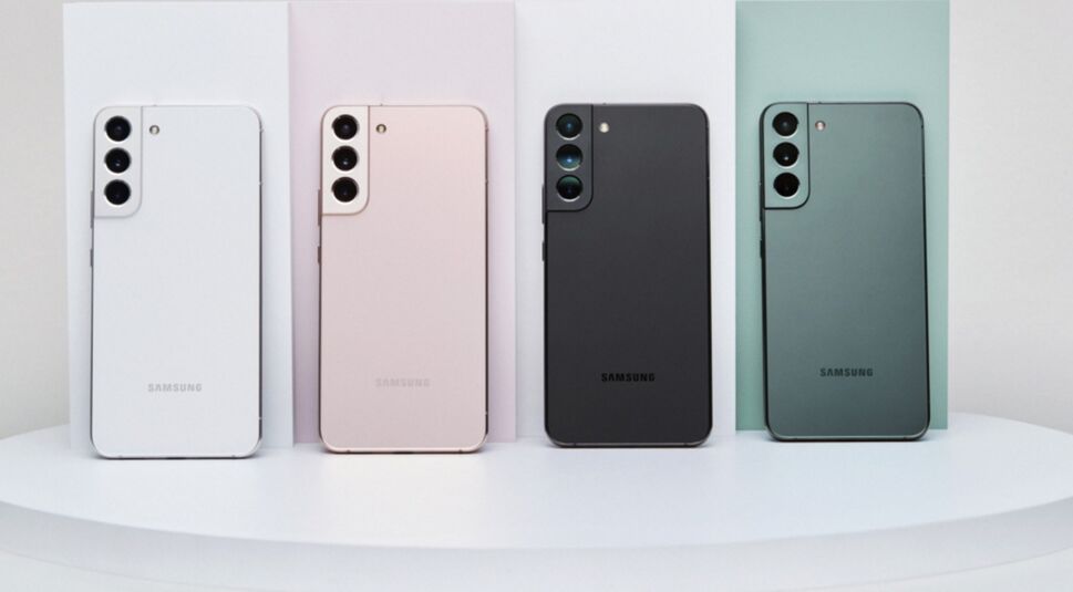 Vier Versionen des Smartphones Galaxy S22 in verschiedenen Farben vor hellem Hintergrund