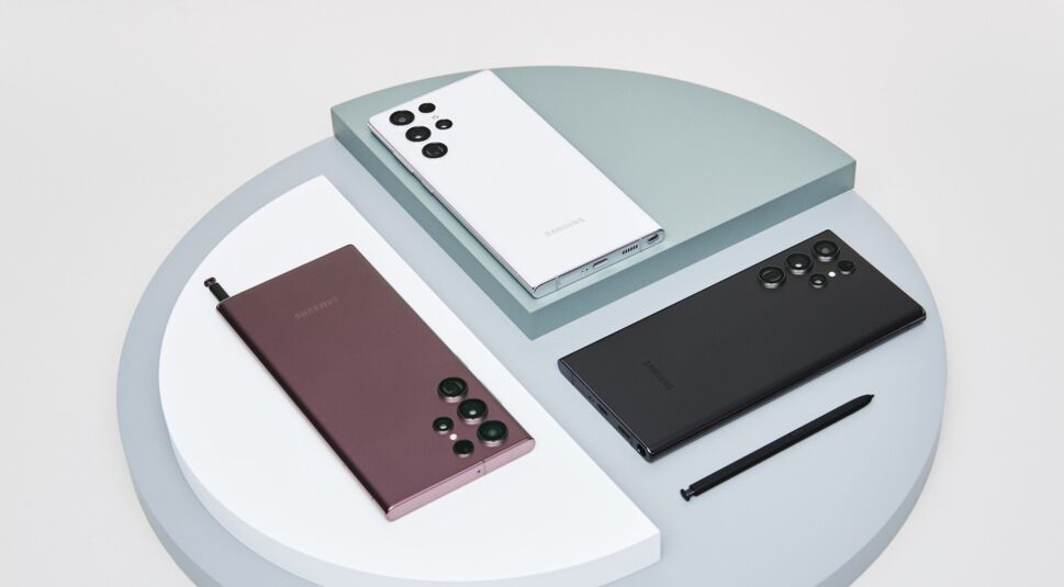 Drei liegende Smartphone-Rückseiten des Galaxy S22 Ultra